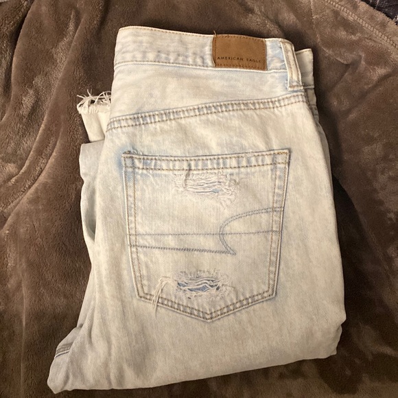 American Eagle Light Wash Straight Leg Mom Jeans! Size 6 US - Picture 1 of 3